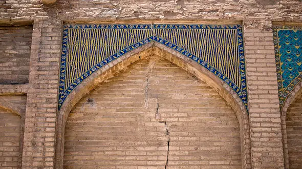 بهشتی: باید نابینا بود که ترک خوردگی های آثار تاریخی را ندید/ همه آثار تاریخی در دشت های کشور در معرض تخریب