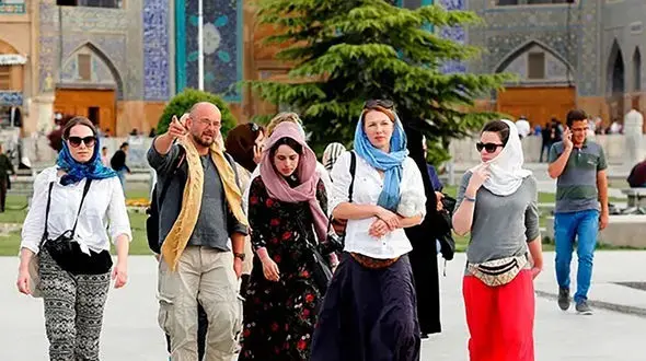 فرهنگ سازی یا تنبیه؟ / ضبط پاسپورت گردشگران خارجی به دلیل حجاب؛ تیر خلاص به گردشگری ایران!