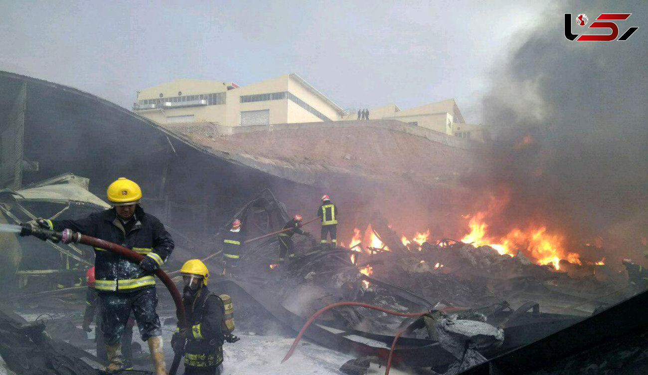 8 زخمی در آتش سوزی کارخانه تولید سلفون + عکس 