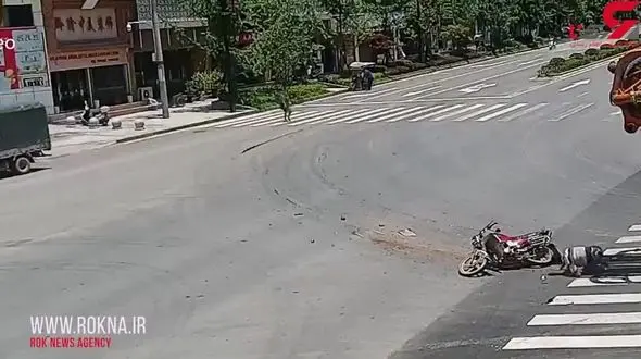 تصادف هولناک کامیون با موتور سوار بی عقل + فیلم