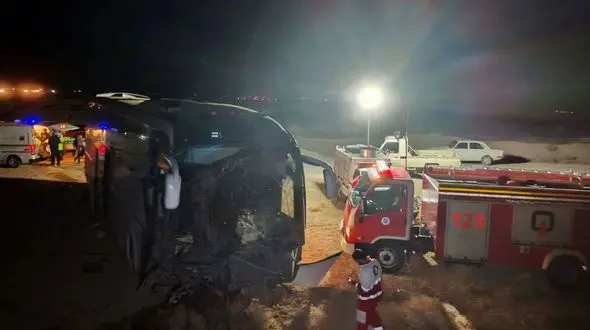 نیسان آبی 26 مسافر اتوبوس را روانه بیمارستان کرد