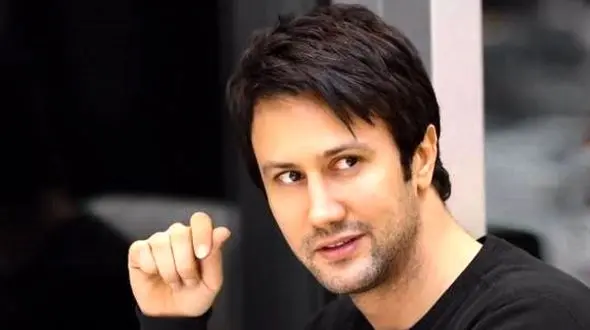 یادی کنیم از حضور متفاوت شاهرخ استخری و همسرش در طلافروشی لاکچریشان، سنجاق