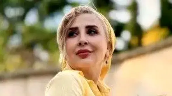 استایل مرواریدی مرجانه گلچین در فضایی بهاری