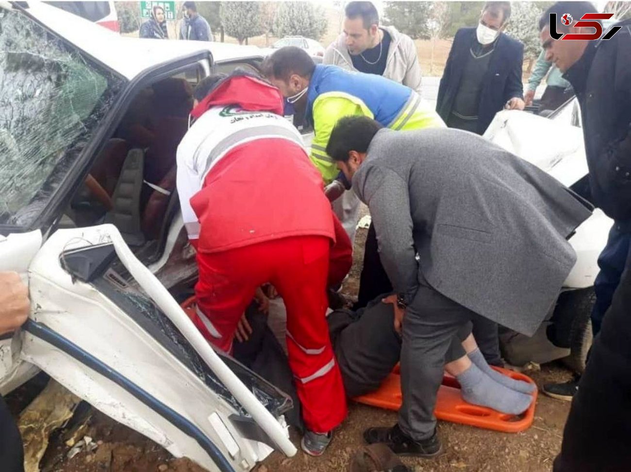 واژگونی شدید پژو پارس در کرمانشاه/ دو نفر مصدوم شدند + عکس