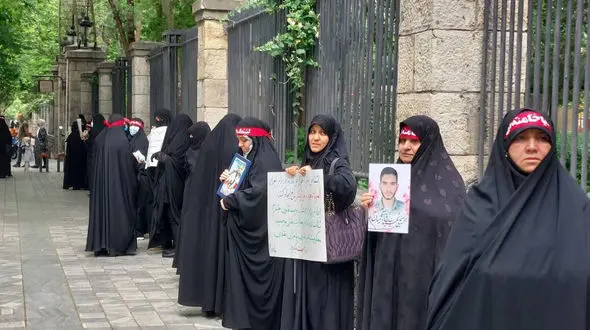 تجمع تعدادی از بانوان مدافع حجاب مقابل شورای شهر تهران