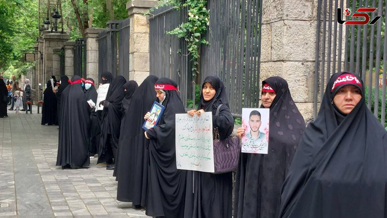 تجمع تعدادی از بانوان مدافع حجاب مقابل شورای شهر تهران