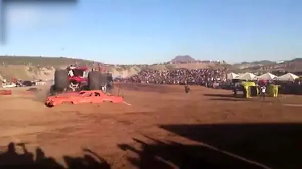 لحظه وحشتناک ورود ماشین غول پیکر مسابقه به جمع تماشاگران +فیلم و عکس