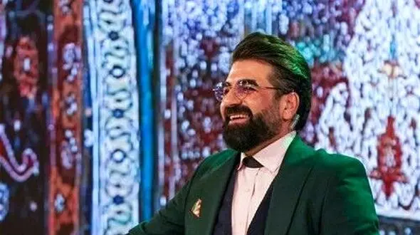 عکس/ اولین  رونمایی از پسر خوش تیپ و خوش خنده مجری برنامه محفل، رسالت بوذری / چه کلاه خاصی هم داره آقای مجری !