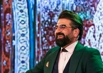 عکس/ اولین  رونمایی از پسر خوش تیپ و خوش خنده مجری برنامه محفل، رسالت بوذری / چه کلاه خاصی هم داره آقای مجری !