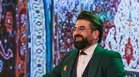 عکس/ اولین  رونمایی از پسر خوش تیپ و خوش خنده مجری برنامه محفل، رسالت بوذری / چه کلاه خاصی هم داره آقای مجری !