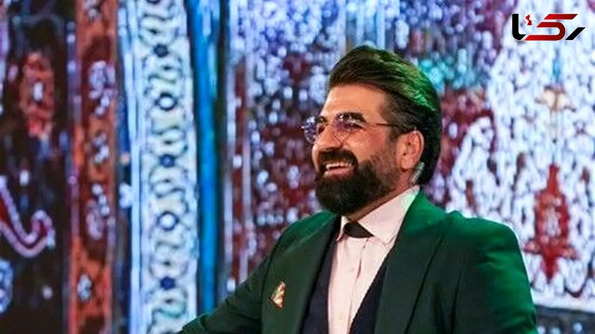 عکس/ اولین  رونمایی از پسر خوش تیپ و خوش خنده مجری برنامه محفل، رسالت بوذری / چه کلاه خاصی هم داره آقای مجری !