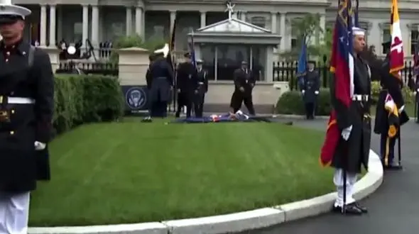 لحظه غش کردن عضو گارد کاخ سفید + فیلم