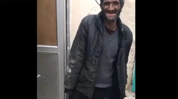   حمام رفتن مرد دوره گرد پس از 5 سال + فیلم 