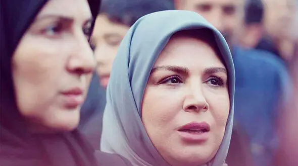 فیلم / نگاهی به چیدمان  دلنشین وخوش رنگ خانه  شهره سلطانی عمه فرخنده سریال لحظه گرگ و میش / پیانو و گیتار  تا مبلمان چستر
