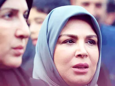 فیلم / نگاهی به چیدمان  دلنشین وخوش رنگ خانه  شهره سلطانی عمه فرخنده سریال لحظه گرگ و میش / پیانو و گیتار  تا مبلمان چستر