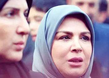 فیلم / نگاهی به چیدمان  دلنشین وخوش رنگ خانه  شهره سلطانی عمه فرخنده سریال لحظه گرگ و میش / پیانو و گیتار  تا مبلمان چستر