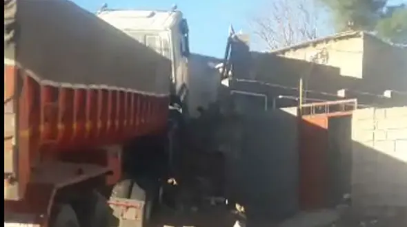 فیلم ورود تریلی به خانه یک ایلامی