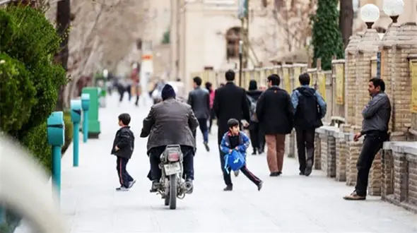 ببینید / زیرپایی انداختن عجیب یک موتور سوار برای یک عابر در حال عبور + فیلم