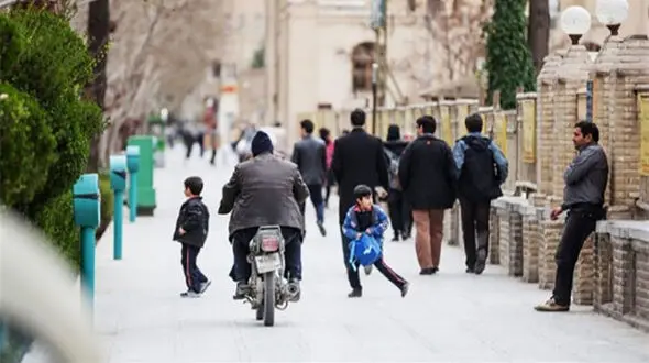 ببینید / زیرپایی انداختن عجیب یک موتور سوار برای یک عابر در حال عبور + فیلم