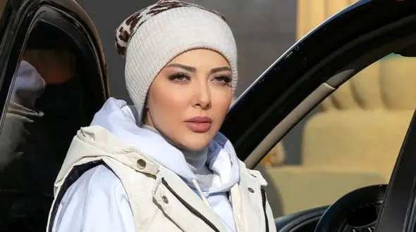 روی سر بدون موی لیلا اوتادی واقعا گل، سبز شد!