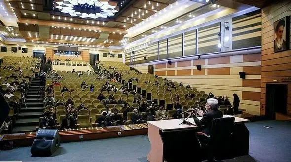 تصویری جالب از سخنرانی سعید جلیلی برای صندلی‌های خالی !