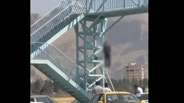 فیلم خودکشی با حلق آویز شدن از پل عابر پیاده مرد کرمانشاهی