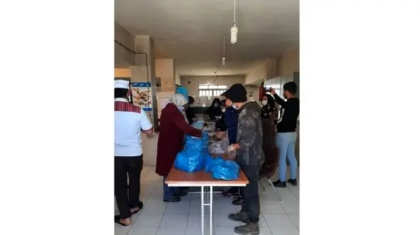 آخرین تصاویر از امدادرسانی به زلزله زدگان "سی سخت" / یخبندان و نیاز به چادر و محل اسکان