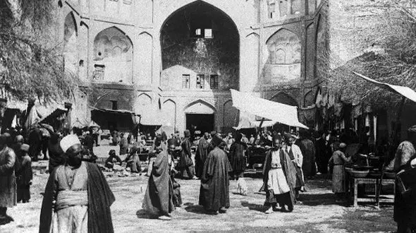 عکس | تونل زمان؛ یکی از الواط اصفهان و نوچه‌هایش در حال شراب خوردن