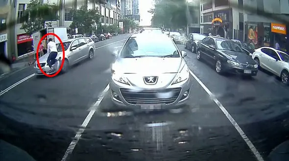 فیلم یک سانحه خیابانی که به خیر گذشت+تصاویر