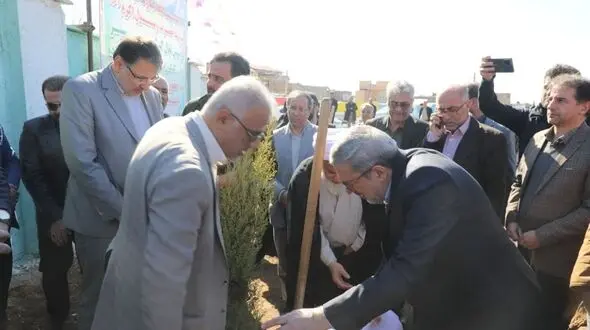 کلنگ احداث بوستان خانواده شهرستان آبیک به زمین زده شد+فیلم