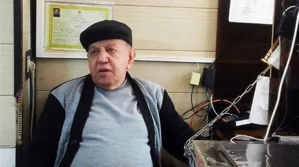 من وارث اکبرمشتی هستم/ اکبرمشتی در سالگرد مشروطه تمام مجلس را کیلو کیلو بستنی می‌دهد+عکس 