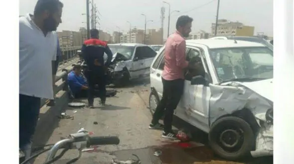 تصاویری تلخ از تصادف هولناک روی پل هفتم اهواز / جوان موتور سوار در دم جان باخت