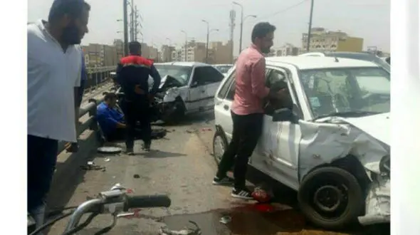 تصاویری تلخ از تصادف هولناک روی پل هفتم اهواز / جوان موتور سوار در دم جان باخت