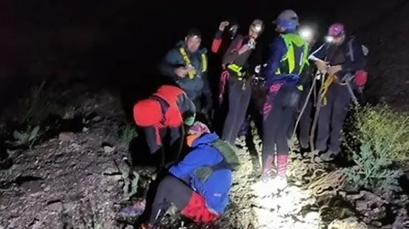 عکس / عملیات نجات 3 مرد و یک زن بعد از تونل 16 اتوبان تهران - شمال