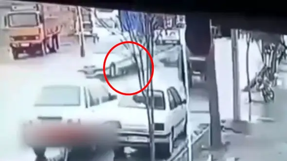 فیلم لحظه له شدن سر یک موتورسوار زیر چرخ های ماشین / در مشهد رخ داد