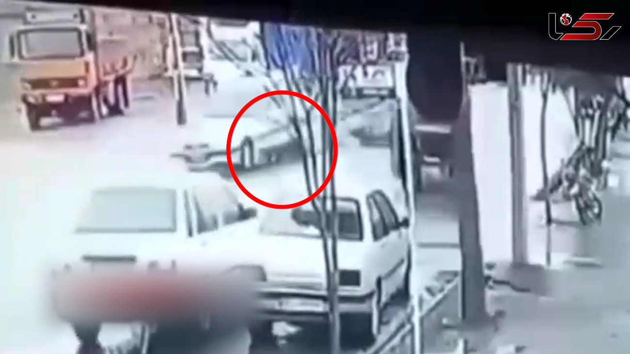 فیلم لحظه له شدن سر یک موتورسوار زیر چرخ های ماشین / در مشهد رخ داد