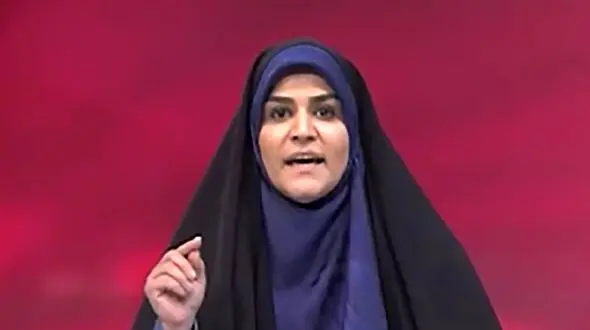 عکس / پوشش لاکچری سحر امامی، مجری تلویزیون خارج از صدا و سیما ... / مانتوی سفید با دکمه های بزرگ و حجاب قرمز رنگ ...