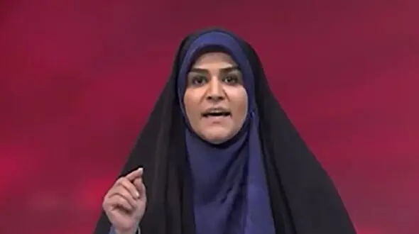 عکس / پوشش لاکچری سحر امامی، مجری تلویزیون خارج از صدا و سیما ... / مانتوی سفید با دکمه های بزرگ و حجاب قرمز رنگ ...