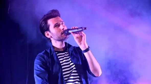 فیلم آوازباشکوه  طرفدار مهدی احمدوند تو کنسرت ... / خواست فقط یه سلفی بگیره ولی خواننده حرکت زد خاص 