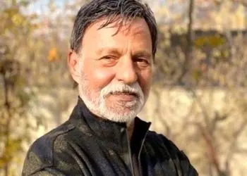 فیلم / مرتضی عقیلی: شام میخوردیم سنگ زیر دندون بابام رفت عصبانی شد رفت زن گرفت! زنه رو آورد خونه مادرم گفت طلاقش نده یه مدت پیش ایشون باش یه مدت پیش من، مادرم نذاشت جدا بشه پدرم صاحب 3 تا بچه شد!