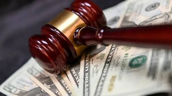 خودنمایی یک تاجر در مقابل گروهی از کارگران با دلارهای قلابی