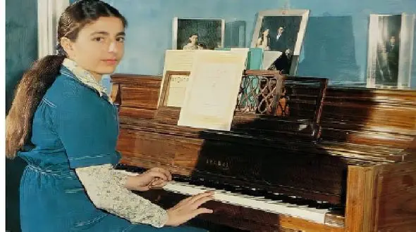 عکس / سفر به ایام قدیم /  عکس پتو پیچ شده فرح دیبا با دخترش  فرحناز پهلوی در آغوش هم ..