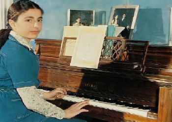 عکس / سفر به ایام قدیم /  عکس پتو پیچ شده فرح دیبا با دخترش  فرحناز پهلوی در آغوش هم ..