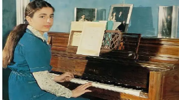 عکس / سفر به ایام قدیم /  عکس پتو پیچ شده فرح دیبا با دخترش  فرحناز پهلوی در آغوش هم ..
