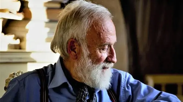 فیلم آواز شاد؛ پیرمرد منعطف تو پارک دورش آدم جمع کرده لب کارون میخونه و میرقصه