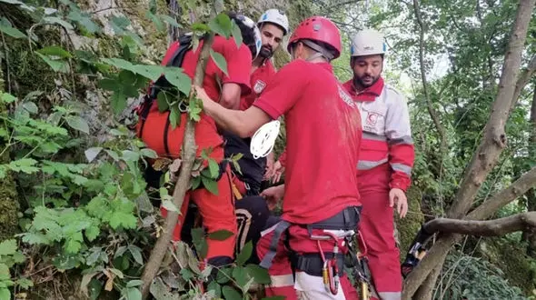 نجات مرد ۳۸ ساله آسیب دیده از ارتفاعات لیالستان