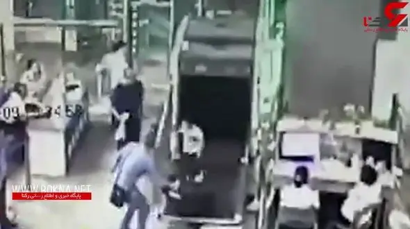 خروج ناگهانی کودک از داخل دستگاه ایکس ری ایستگاه قطار! +فیلم