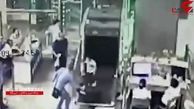 خروج ناگهانی کودک از داخل دستگاه ایکس ری ایستگاه قطار! +فیلم