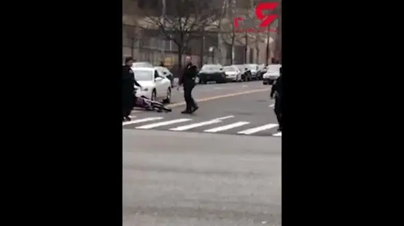 حرکت نمایشی مامور پلیس با موتور کار دست او داد+فیلم