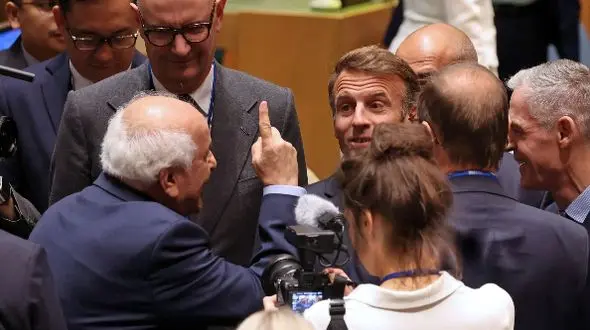 واکنش جالب نماینده فلسطین در سازمان ملل هنگام صحبت‌های مکرون + تصاویر